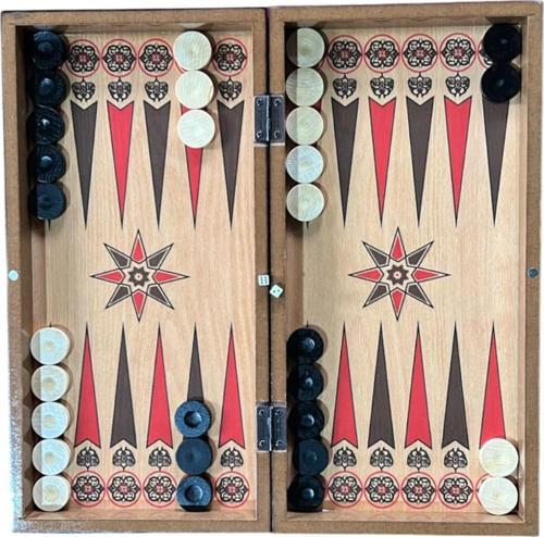 Orta Boy Yıldız Desenli Ahşap Tavla Ve Satranç Takımı 44 X 44 Cm