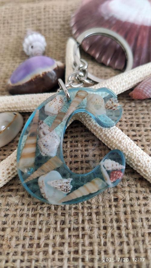 "C" HARFİ - Açık Mavi Deniz Epoksi Harf Anahtarlık – Gerçek Deniz Kabuğu, El Yapımı, Benzersiz