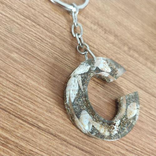 "C" HARFİ - Kıyı Esintisi Harf Anahtarlık (A–Z) – Gerçek Deniz Kabuğu, Kum ve Şeffaf Epoksi– El Yap
