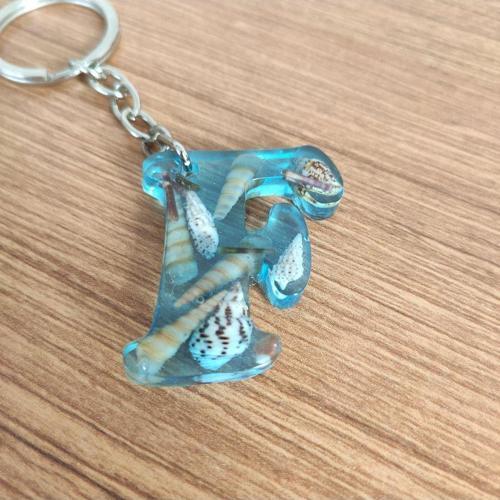 "F" HARFİ - Açık Mavi Deniz Epoksi Harf Anahtarlık – Gerçek Deniz Kabuğu, El Yapımı, Benzersiz