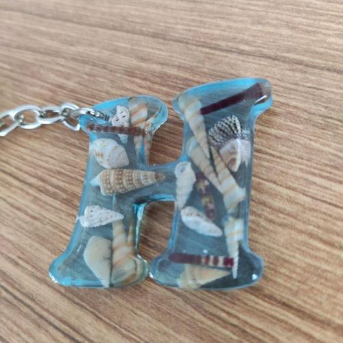 "H" HARFİ - Açık Mavi Deniz Epoksi Harf Anahtarlık – Gerçek Deniz Kabuğu, El Yapımı, Benzersiz