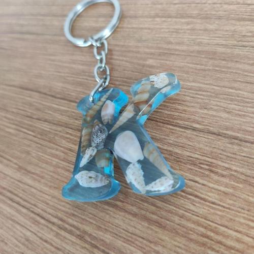 "K" HARFİ - Açık Mavi Deniz Epoksi Harf Anahtarlık – Gerçek Deniz Kabuğu, El Yapımı, Benzersiz