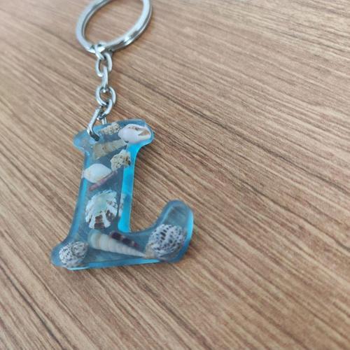 "L" HARFİ - Açık Mavi Deniz Epoksi Harf Anahtarlık – Gerçek Deniz Kabuğu, El Yapımı, Benzersiz