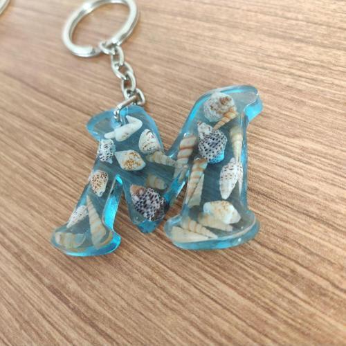 "M" HARFİ - Açık Mavi Deniz Epoksi Harf Anahtarlık – Gerçek Deniz Kabuğu, El Yapımı, Benzersiz