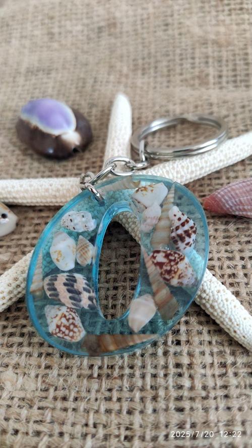 "O" HARFİ - Açık Mavi Deniz Epoksi Harf Anahtarlık – Gerçek Deniz Kabuğu, El Yapımı, Benzersiz