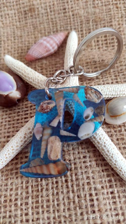 "P" HARFİ - Açık Mavi Deniz Epoksi Harf Anahtarlık – Gerçek Deniz Kabuğu, El Yapımı, Benzersiz