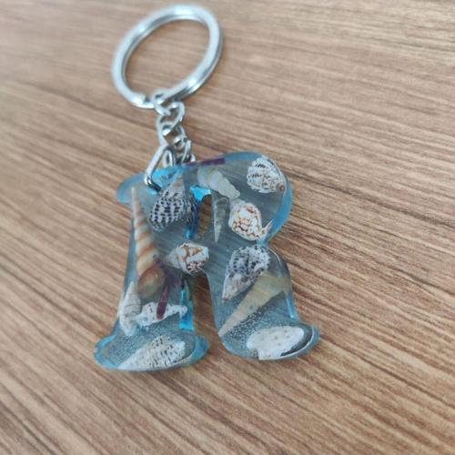 "R" HARFİ - Açık Mavi Deniz Epoksi Harf Anahtarlık – Gerçek Deniz Kabuğu, El Yapımı, Benzersiz