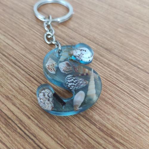 "S" HARFİ - Açık Mavi Deniz Epoksi Harf Anahtarlık – Gerçek Deniz Kabuğu, El Yapımı, Benzersiz