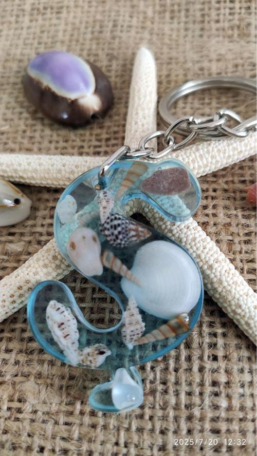 "Ş" HARFİ - Açık Mavi Deniz Epoksi Harf Anahtarlık – Gerçek Deniz Kabuğu, El Yapımı, Benzersiz