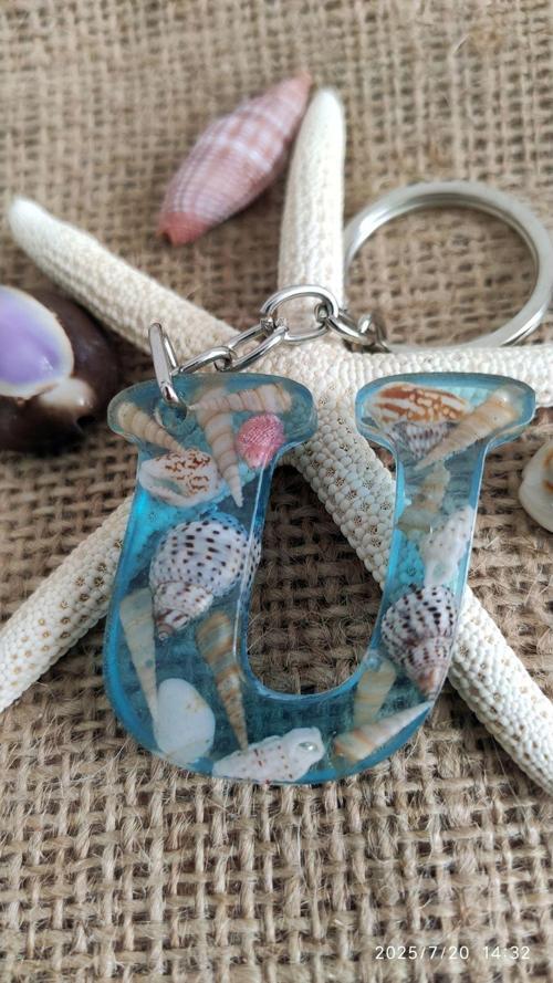 "U" HARFİ - Açık Mavi Deniz Epoksi Harf Anahtarlık – Gerçek Deniz Kabuğu, El Yapımı, Benzersiz