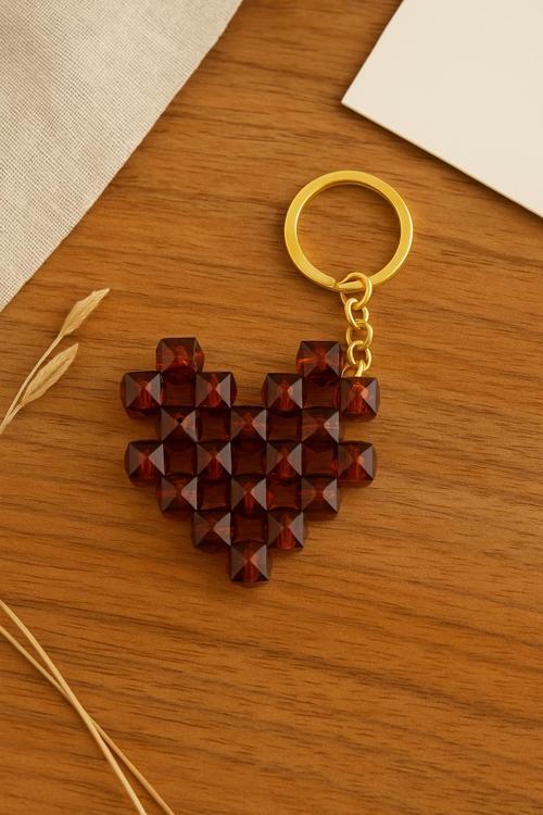El Yapımı Kahverengi Kalp Boncuklu Anahtarlık – Dekoratif Çanta Süsü
