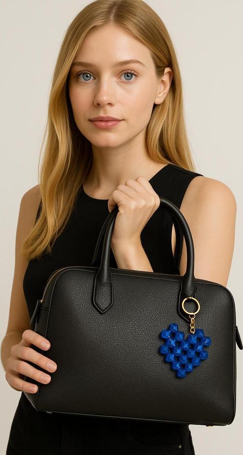 El İşçiliği Lacivert Kalpli Boncuklu Anahtarlık – Şık Çanta Süsü