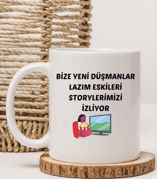 Bize Yeni Düşmanlar Lazım Eskileri Storylerimizi İzliyor yazılı Baskılı Kupa Bardak Kahve Kupası