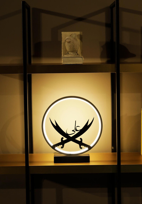 Zülfikar Kılıcı Metal LED Masa Lambası Çift Kılıç ve Ali Yazılı Dekoratif Işıklı Gece Lambası