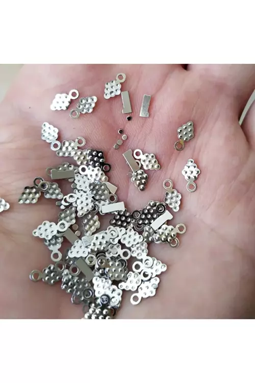 Pleksi Bijuteri Oyalık Gümüş Pullar, Pul Ve Noktaları İle Birlikte Gümüş Renk