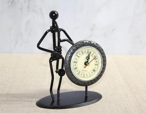 Metal Saatli Saksafon Çalan Müzisyen Alk4335