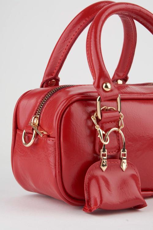 Kadın Lale Kırmızı Çanta Charm Detaylı Rugan Deri Fermuar Kapama El Kol Ve Omuz Çantası