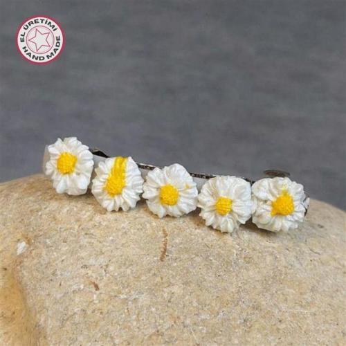 - Hülya 6683 4092 El Yapımı Polimer Kil Küçük Beyaz Papatya Çiçeği Tasarımlı Saç Tokası / 6 Cm