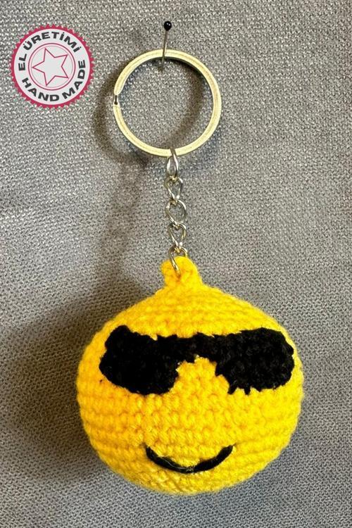 - Tuğba 9352 4465 El Yapımı Örgü Gözlüklü Emoji Model Anahtarlık