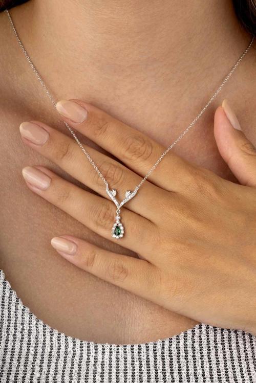 Beyaz Altın Kaplama Zümrüt Damla Taşlı Su Yolu Kadın Gümüş Kolye