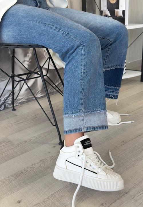 Beyaz Cilt Siyah Detaylı Bağcıklı Spor Ayakkabı