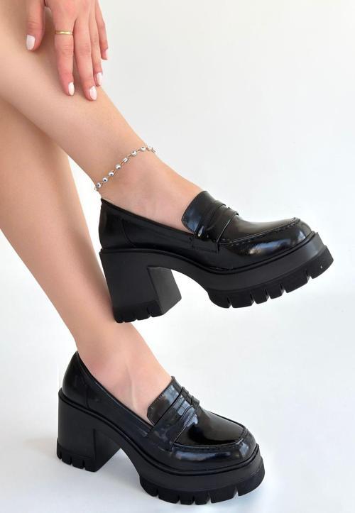 Siyah Rugan Dolgu Topuk Ayakkabı