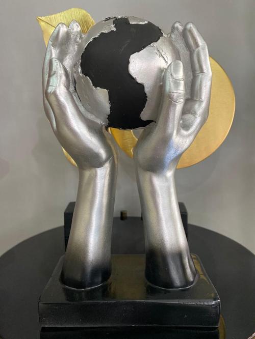 Dekoratif Dünya Tutan El Biblo İki El Arasında Dünya Heykel