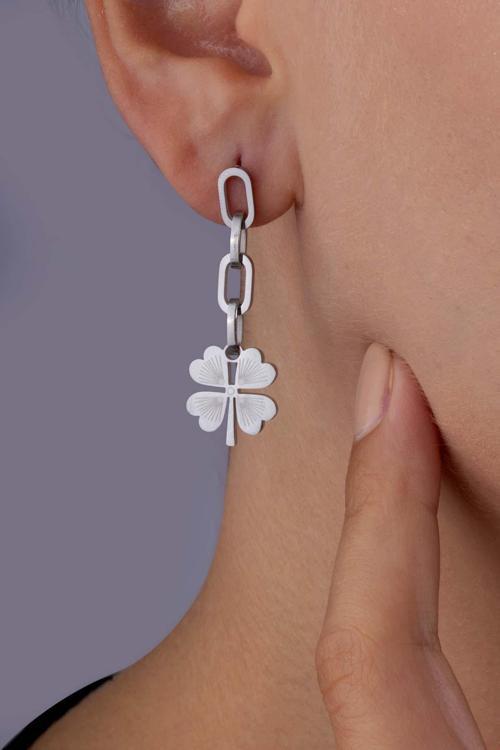 Zincir Geçişli Sallantılı Yonca Beyaz Altın Kaplama Çelik Kadın Küpe