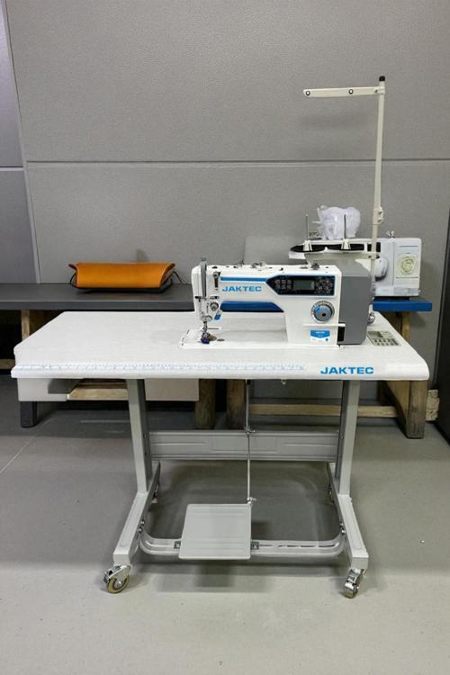 Jaktec JK-A4 Elektronik İp Kesmeli Düz Dikiş Makinesi Tablalı – Başlangıç Seti Hediyeli