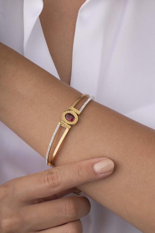 Kırmızı Taşlı Çift Şeritli Altın Kaplama Kadın Çelik Kelepçe Bileklik