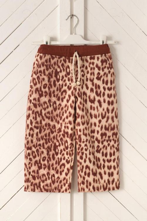 Leopar Desenli Çocuk Pantolonu – Rahat Kesim – Bağcıklı, %100 Pamuk Dokuma.
