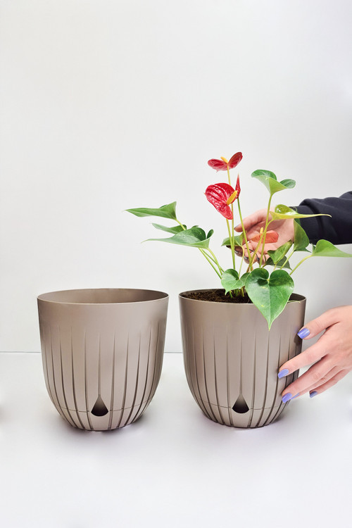 İki adet 5 litrelik dekoratif plastik saksı seti, Kapuçino rengi