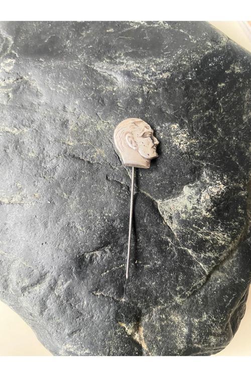 Gümüş Renk Nadir Atatürk Rozeti İğneli Rozet Yaka Broşu (Not:Gümüş Olma İhtimali Yüksek)