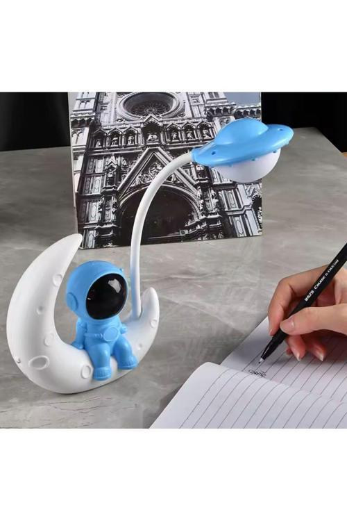 Ayda Oturan Astronot Tasarımlı Masa Ve Gece Lambası Dekoratif Hediyelik Çalışma Ve Çocuk Odası
