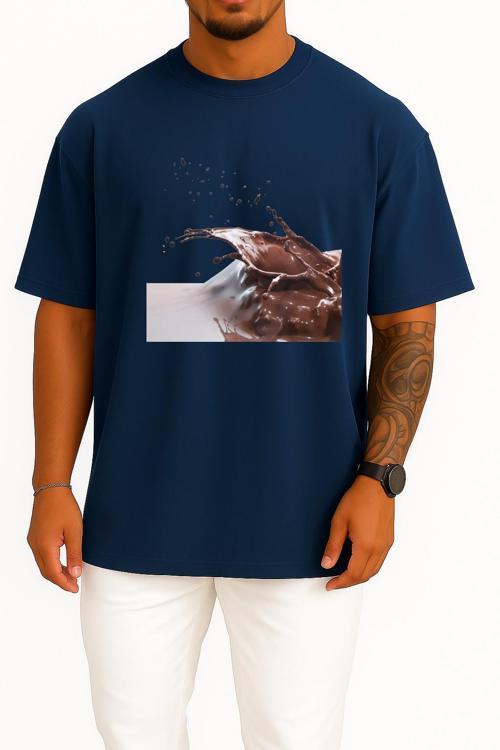 Oversize Çikolata Bar Sütlü Çikolata Şurubu Sos Göğüs Tasarımlı Unisex T-Shirt