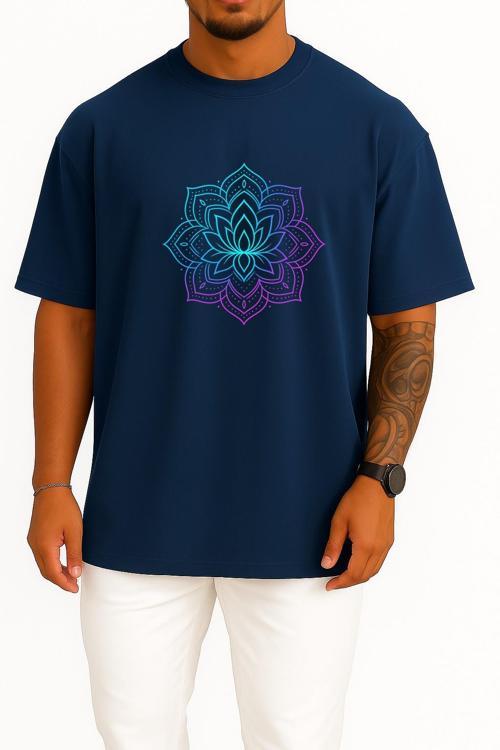Oversize Neon Lotus Mandala – Turkuaz Mor Işıltı Göğüs Tasarımlı Unisex T-Shirt