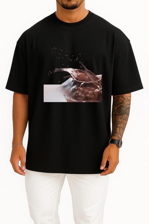 Oversize Çikolata Bar Sütlü Çikolata Şurubu Sos Göğüs Tasarımlı Unisex T-Shirt