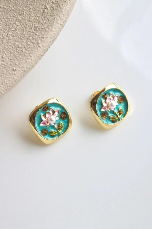 İncili Kare Pembe Lotus Çiçeği Motifli Kabartma Manzara Tasarım Kadın Çelik Küpe