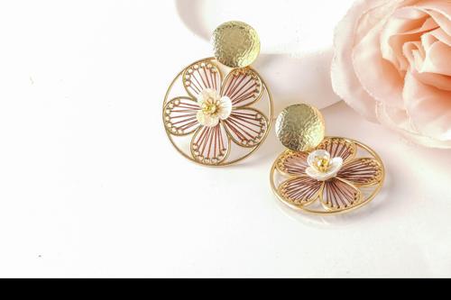 Rose Bloom Metal Çerçeveli Çiçek Tasarım Örgü İpli Kadın Küpe