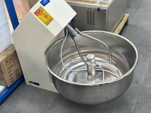 PROFESYONEL HAMUR KARMA MAKİNASI 50 KG UN 25 LT SU 75 KG KAPASİTELİ