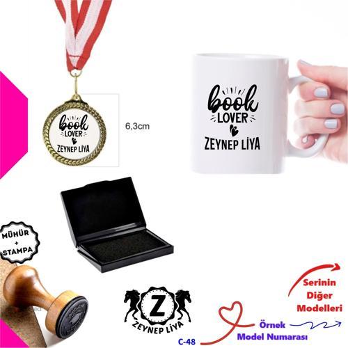 Kişiye Özel Kitap Aşığı Seti - Ahşap Kitap Mührü, Metal Madalya ve Beyaz Kupa Bardak C Serisi