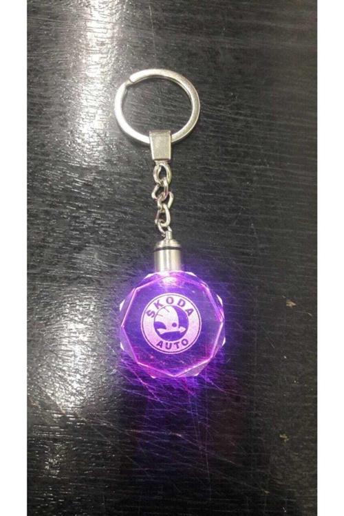 Skoda Logolu Led Işıklı 3D Kristal Araba Anahtarlık Yedek Pil Hediye