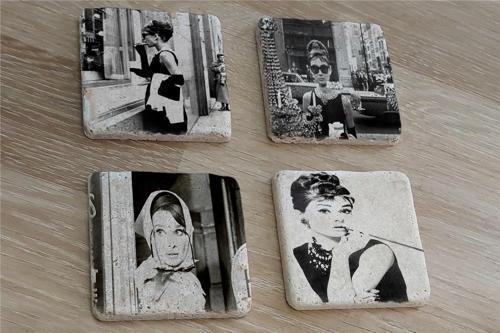 Siyah Beyaz Audrey Hepburn Fotoğrafları Doğal Taş Bardak Altlığı 4'lü set - Natural Stone Coasters