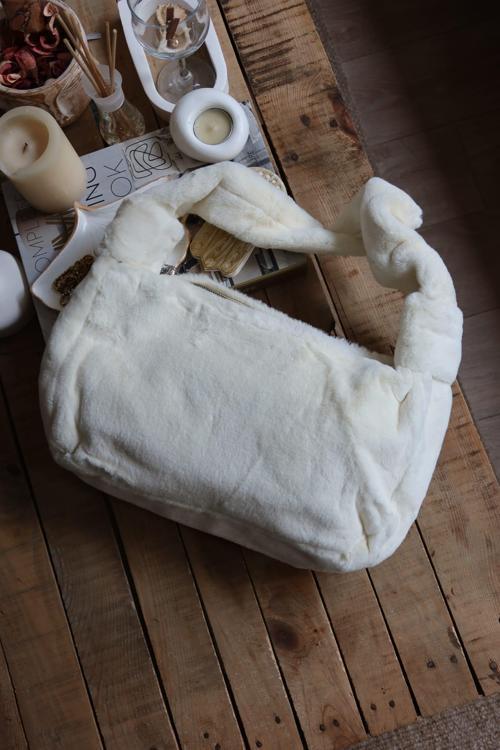 beyaz tek kulplu peluş omuz çantası