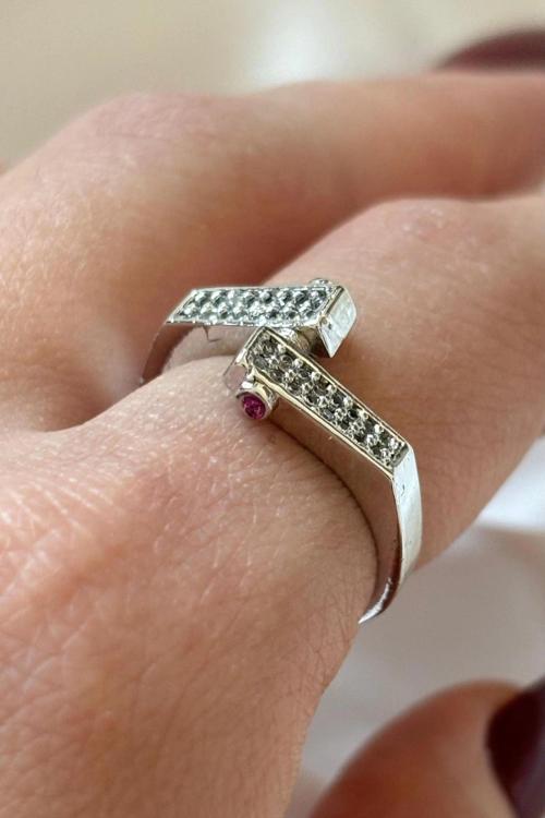 Premium İthal Seri Kırmızı Taşlı Vida Tasarım Ayarlanabilir Kadın Yüzük