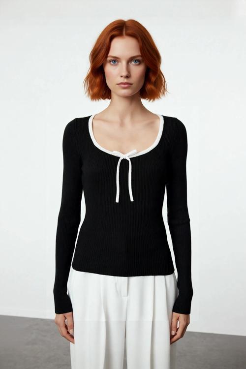 Kadın Fitted Kalıp Fitilli Dokuma Havuz Yaka Triko Kazak İnce Yapısıyla Modern Bir Stil Sunar