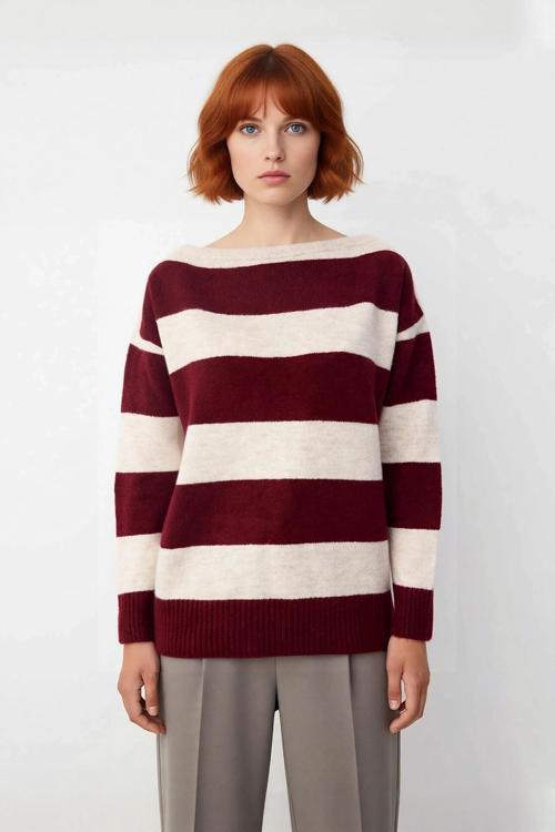 Kadınlar İçin Konforlu Oversize Kayık Yaka Çizgili Triko Kazak Kış Mevsimi Şıklığını Tamamlıyor.