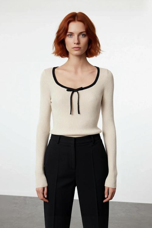 Kadın Fitted Kalıp Fitilli Dokuma Havuz Yaka Triko Kazak İnce Yapısıyla Modern Bir Stil Sunar