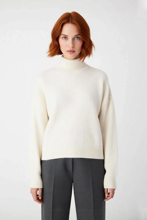 Kadın Dik Yaka Oversize Kalın Triko Kazak Düşük Kol Detaylarıyla Kış Aylarının Favori Parçası