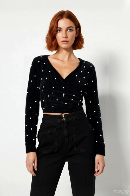 Kadın Fitted Basic V Yaka Siyah Tüylü İnci Detaylı Super Crop Uzun Kollu Triko Kazak İddialı Stil